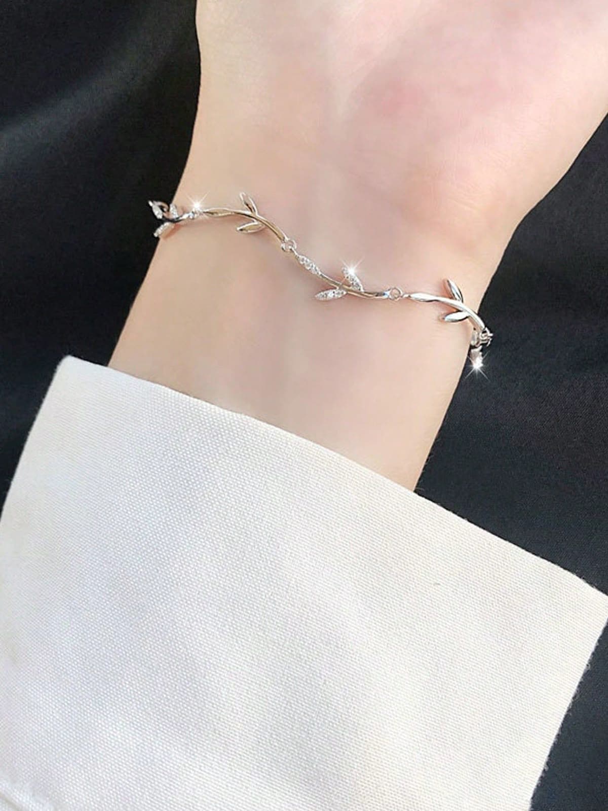 Aurora Chain Bracelet – Sleek Statement Piece