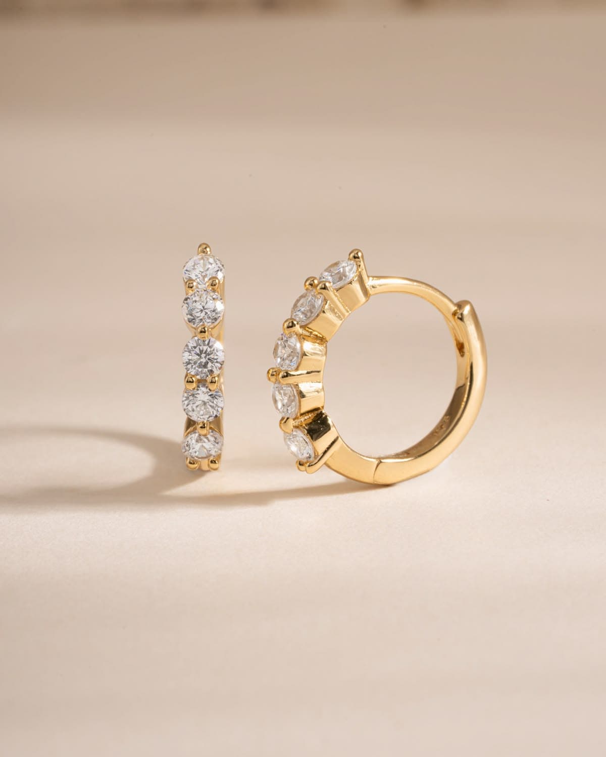 Luna Drop Earrings – Minimal Gold Elegance